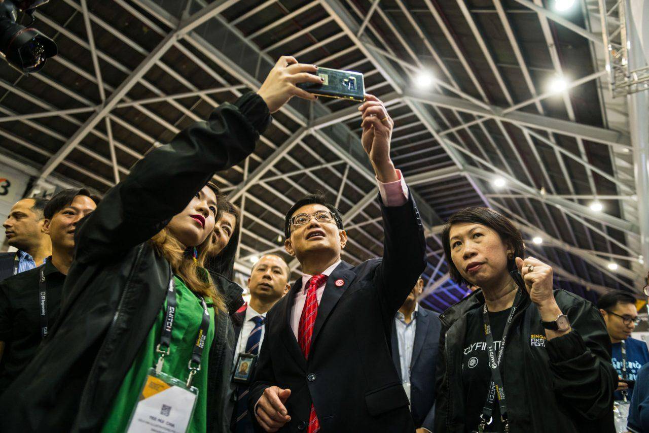 Idea Ink founder displaying the virtual reality image they created for the minister at Fintech 2019. corporate events photographer