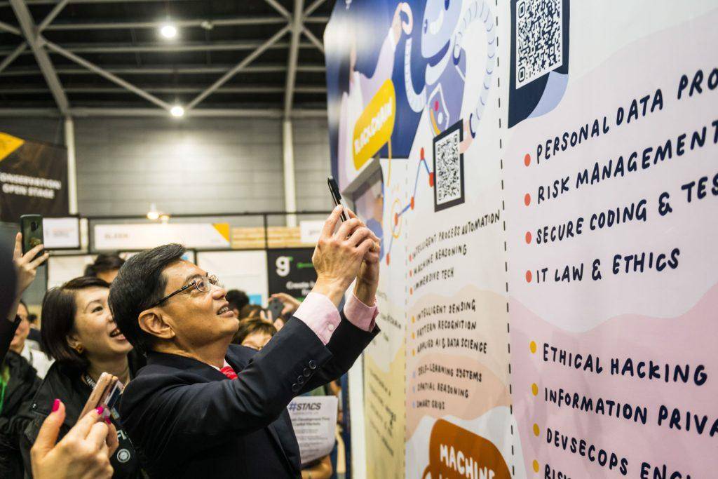 Interactions photos taken during Singapore corporate events photography with ministers by professional photographer. Capturing minister in action at MAS booth. Theatre photography | professional corporate photographer | events photography | portraits photography | senior leadership headshots photographer