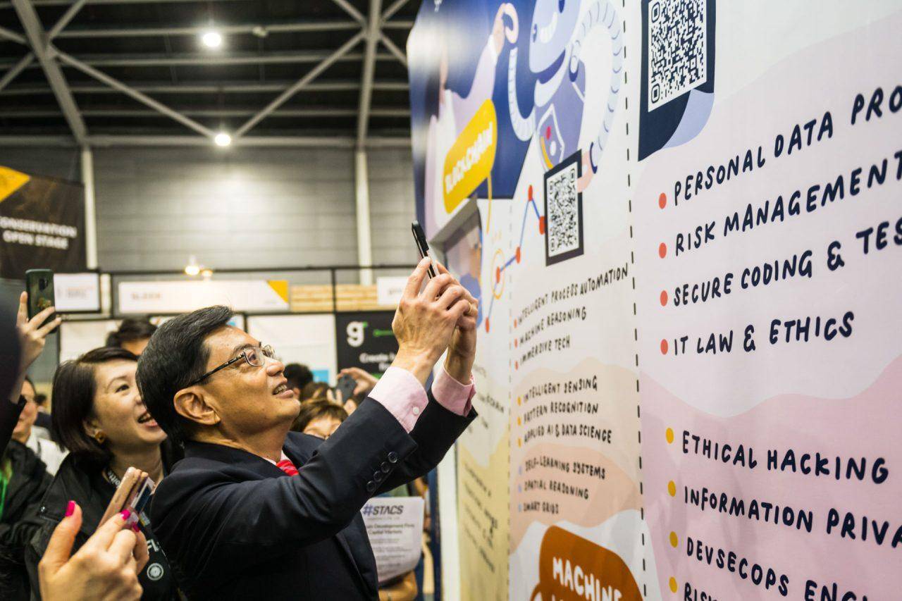 Capturing minister in action at MAS booth by singapore corporate events photographer from tuckys photography