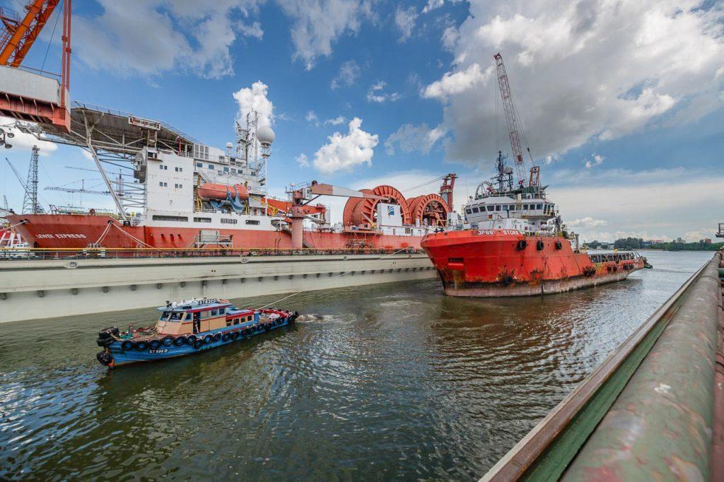 shipyard servicing and maintaining. ship servicing images. professional images for marine and shipping industry